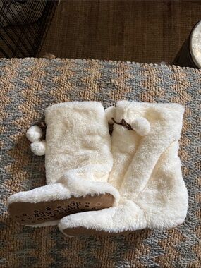 Jane and Bleecker Cream Faux Fur Boot Slippers with Brown Soles 10-11